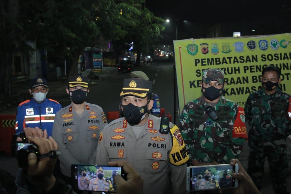 Antisipasi Perjalanan Malam, Sejumlah Ruas Jalan di Karawang Disekat