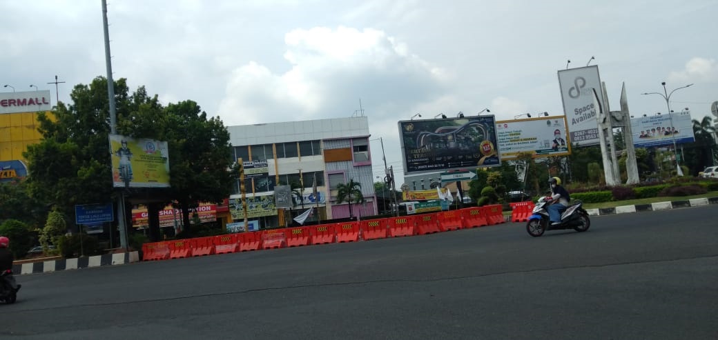 Warga Keluhkan Waterbarrier di Bundaran Ramayana, Ini Alasannya