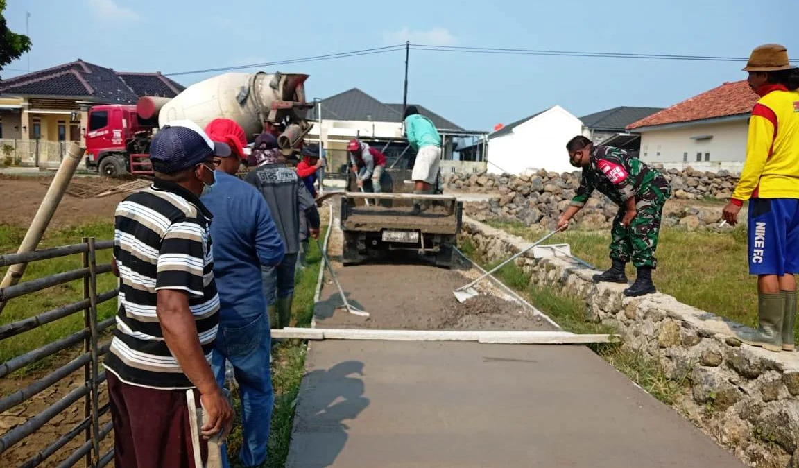 Pemdes Sukareja Bangun Jalan Lingkungan Cor Beton