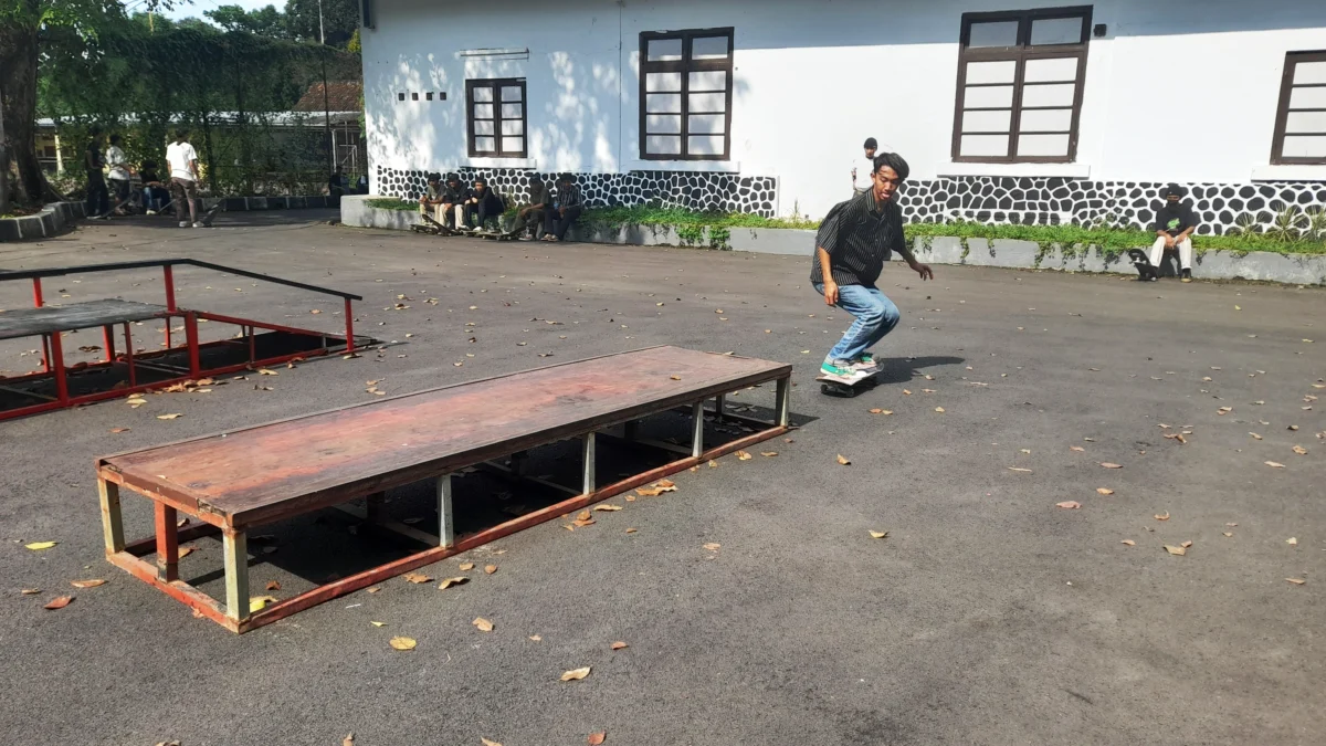 Unjuk Kelihaian Bermaian Skateboard