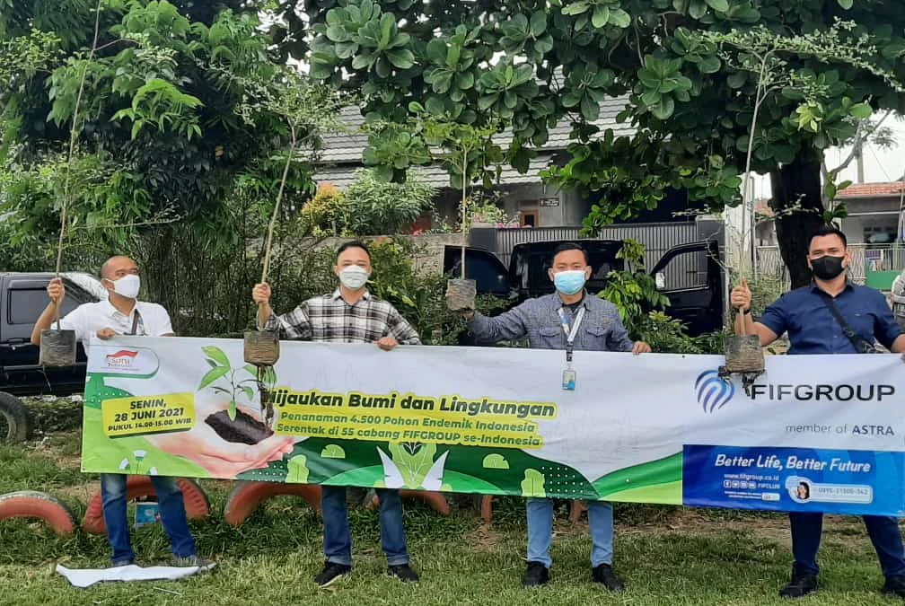 Hijaukan Bumi dan Lingkungan, FIFGroup Pamanukan Tanam Pohon Ketapang di Ciasem