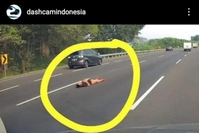 Ngeri!!! Pria Ini Tiduran Santuy di Jalan Tol, Jadi Viral