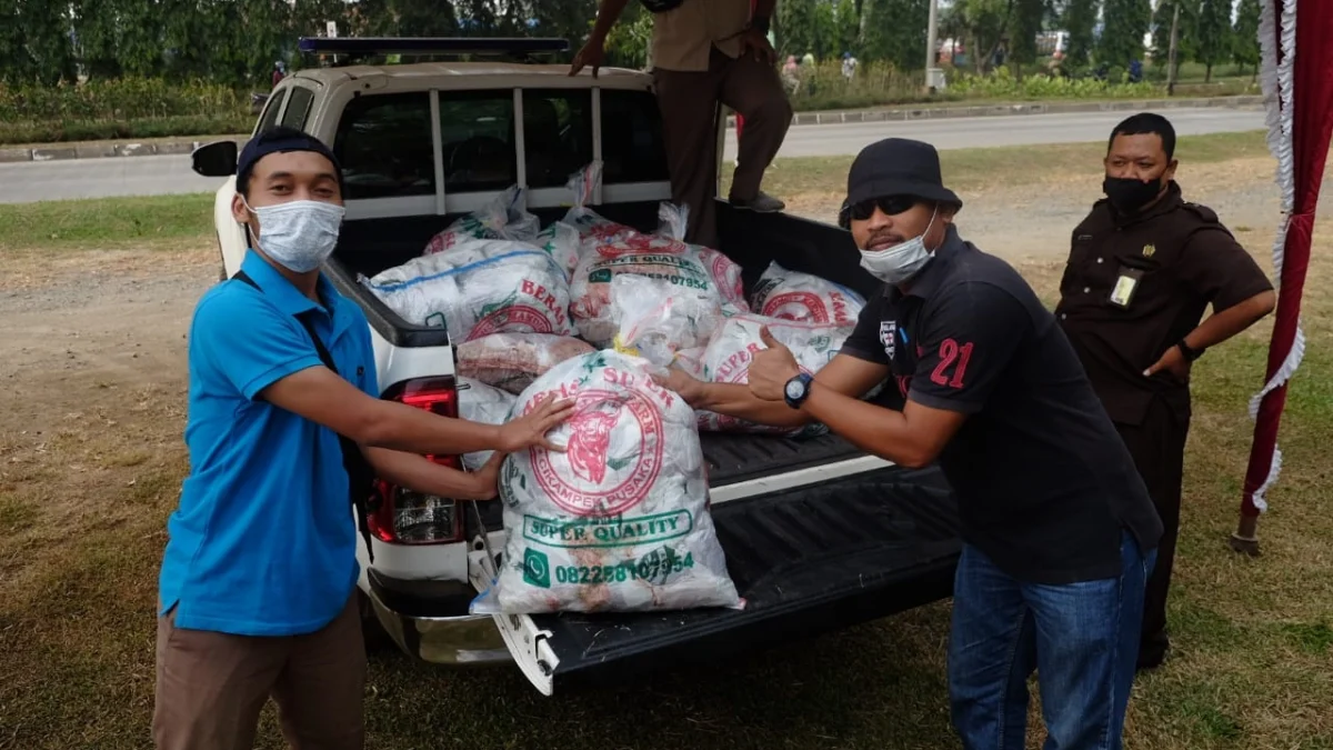 Pupuk Kujang Bagikan 6.000 Bungkus Daging kepada Masyarakat