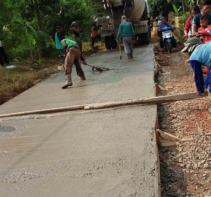 Pemdes Sidajaya Bangun Jalan Cor Beton Lintas Kampung