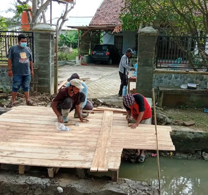 Dua Desa Kompak Atasi Sumbatan Saluran Air