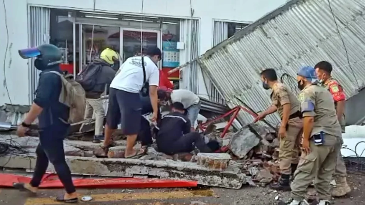 Atap Depan Toko Modern Ambruk, Satu Orang Pekerja Bangunan Tewas