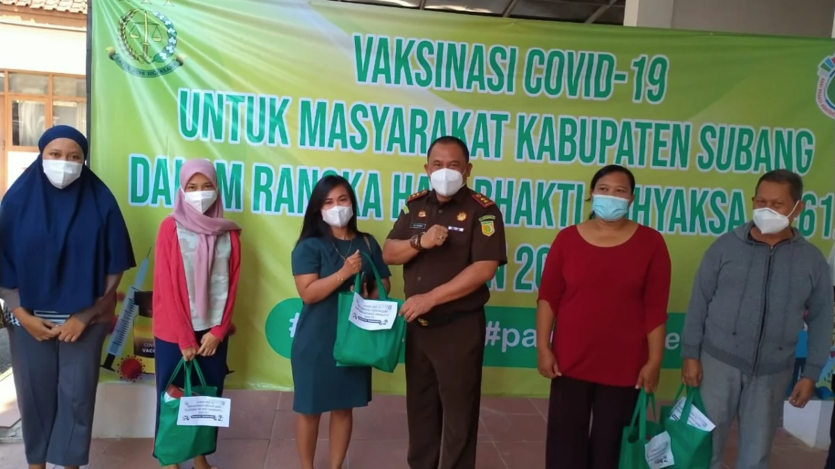 Hari Bhakti Adhyaksa ke -61 Kejari Subang Gelar Vaksinasi ke 150, Peserta Dibagi Sembako