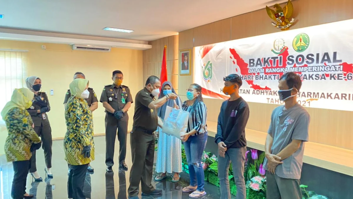 Hari Bhakti Adhyaksa ke-61, Kejari Subang Bagikan 500 Paket Sembako