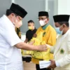 Golkar Bagikan Paket Sembako dan Daging Kurban