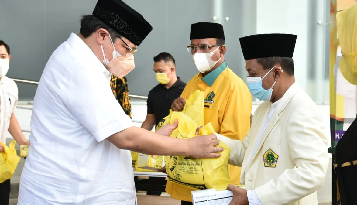 Golkar Bagikan Paket Sembako dan Daging Kurban