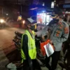 Patroli PPKM, Kapolsek Pamanukan Bagikan Sembako