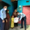 Bakti Kemenhumkam, Warga Subang Terima Puluhan Paket Sembako