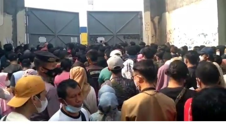 Viral Kerumunan Vaksin massal di Stadion Singaperbangsa Abaikan Protokol Kesehatan