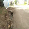 Bekas Galian Pipa Gas di Bahu Jalan Amblas, Membahayakan Pengguna Jalan