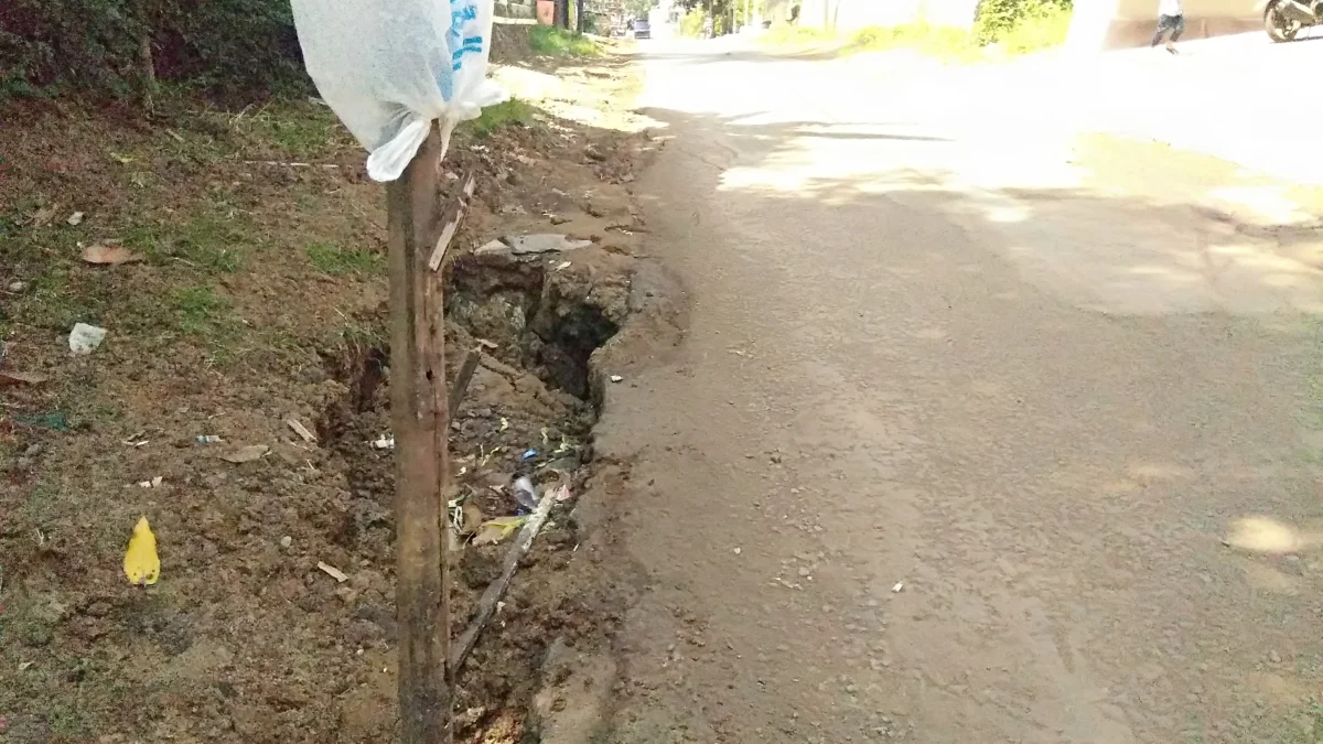Bekas Galian Pipa Gas di Bahu Jalan Amblas, Membahayakan Pengguna Jalan