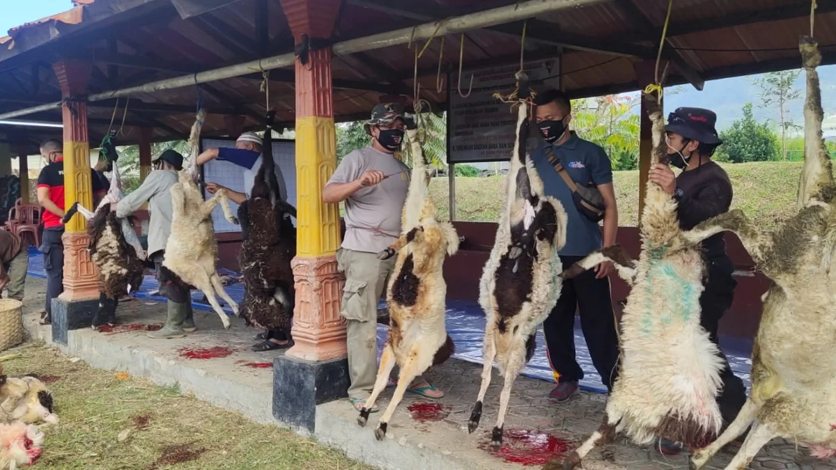 Sat Brimob Bagikan Daging Kurban Untuk Warga Terdampak PPKM