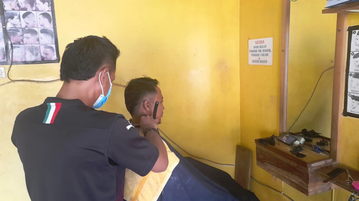 Omzet Usaha Pangkas Rambut Anjlok Akibat PPKM