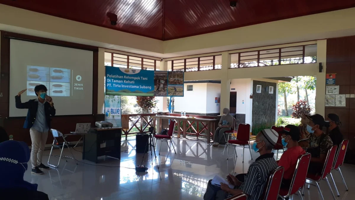 Bersama Taman Kehati Aqua Subang, Petani Belajar Penanggulangan Hama Alami