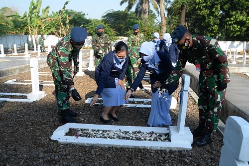 TABUR BUNGA: Para pejabat TNI AU saat tabur bunga di TMP Cidongkol Subang dalam acara peringatan ke-74 Hari Bakti TNI AU