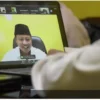 Wakil Gubernur (Wagub) Jawa Barat (Jabar) Uu Ruzhanul Ulum saat membuka webinar Terjemahan Al-Qur'an Bahasa Sunda via konferensi video dari Kantor Desa Warungkiara, Kabupaten Sukabumi, Kamis (26/8/2021). (Foto: Aji Bagus Muharam/Biro Adpim Jabar)