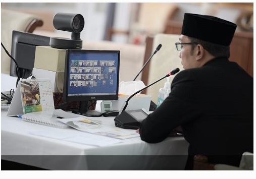 Gubernur Jawa Barat Ridwan Kamil saat memimpin Rapat Komite Penanggulangan COVID-19 dan Pemulihan Ekonomi Daerah di Jawa Barat secara virtual, dari Gedung Pakuan, Kota Bandung, Jumat (27/8/2021). (Foto: Rizal FS/Biro Adpim Jabar)