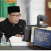 Gubernur Jawa Barat Ridwan Kamil saat memimpin Rapat Komite Penanggulangan COVID-19 dan Pemulihan Ekonomi Daerah di Jawa Barat secara virtual, dari Gedung Pakuan, Kota Bandung, Jumat (27/8/2021). (Foto: Rizal FS/Biro Adpim Jabar)