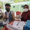 Gebyar Vaksinasi COVID-19 bagi pelajar di SMKN 1 dan SMAN 2 Indramayu, Rabu (1/9/2021). (Foto: Pipin Sofian Sauri/Biro Adpim Jabar)