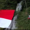 Rayakan HUT RI ke 76, Pegiat Lingkungan Warna Alam Subang Kibarkan Bendera Raksasa di Tebing Curug Cileat