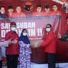 Vaksinasi di PDIP Subang, Pulangnya Dapat Sembako