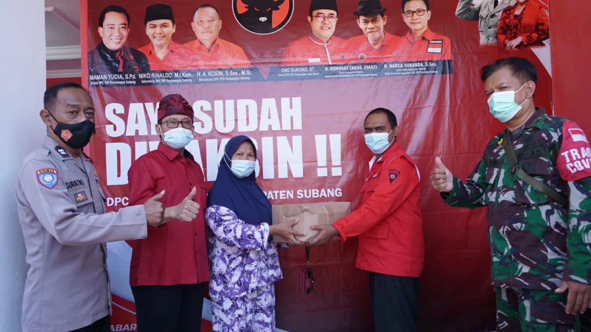 Vaksinasi di PDIP Subang, Pulangnya Dapat Sembako