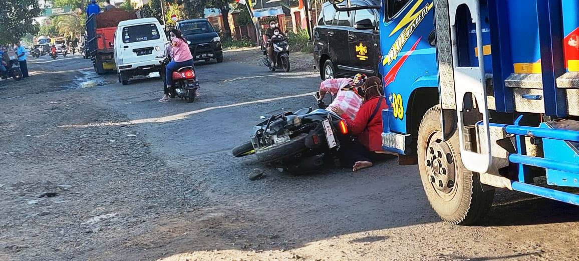 Pasca Banjir Enam Bulan Lalu, Jalan Provinsi di Pamanukan Belum Juga Diperbaiki