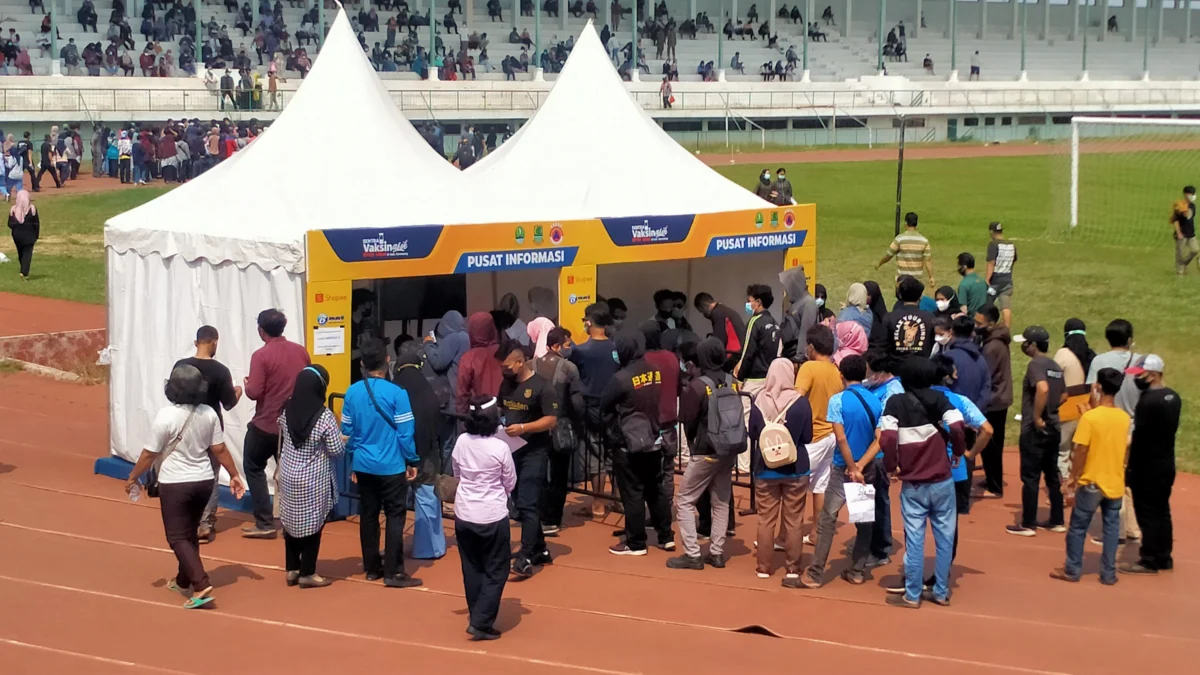 Ini Penyebab Membludaknya Peserta Vaksinasi di Stadion Singaperbangsa Karawang