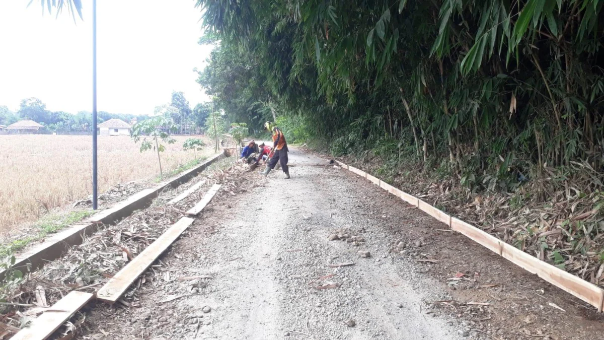 Pemdes Munjul Perbaiki Jalan Cipalawad-Tanjung Jaya