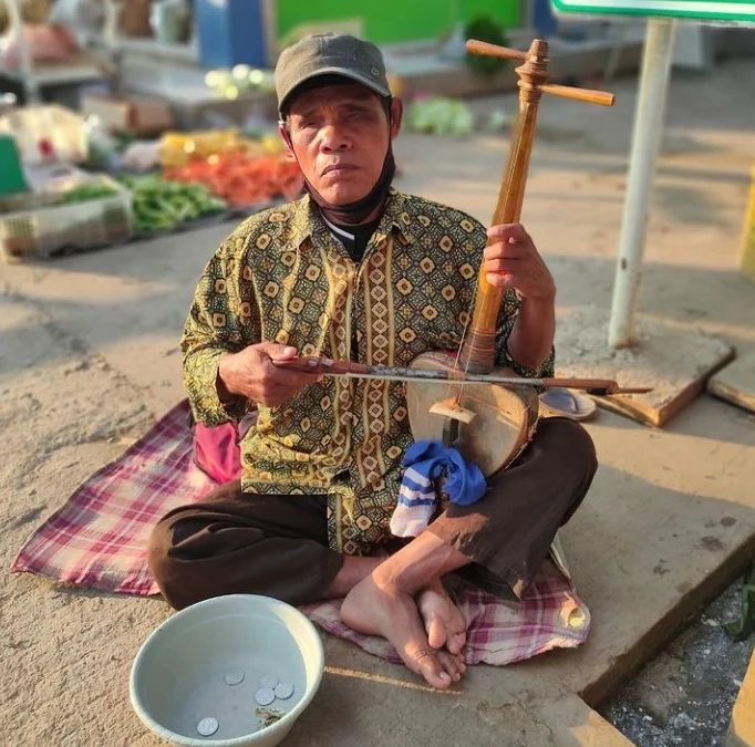 Ironis! Maestro Rebab Subang Apih Uta Sampai Harus Mengamen Penuhi Kebutuhan Hidup