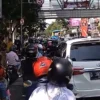 Warga yang Melintas di Perempatan Jalan Merdeka Bandung Hentikan Aktivitas saat Lagu Indonesia Raya Berkumandang