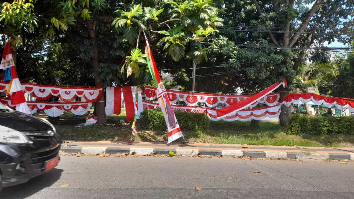 Masih Sepi, Pedagang Pernak-Pernik HUT RI Jual Stok Tahun Kemarin