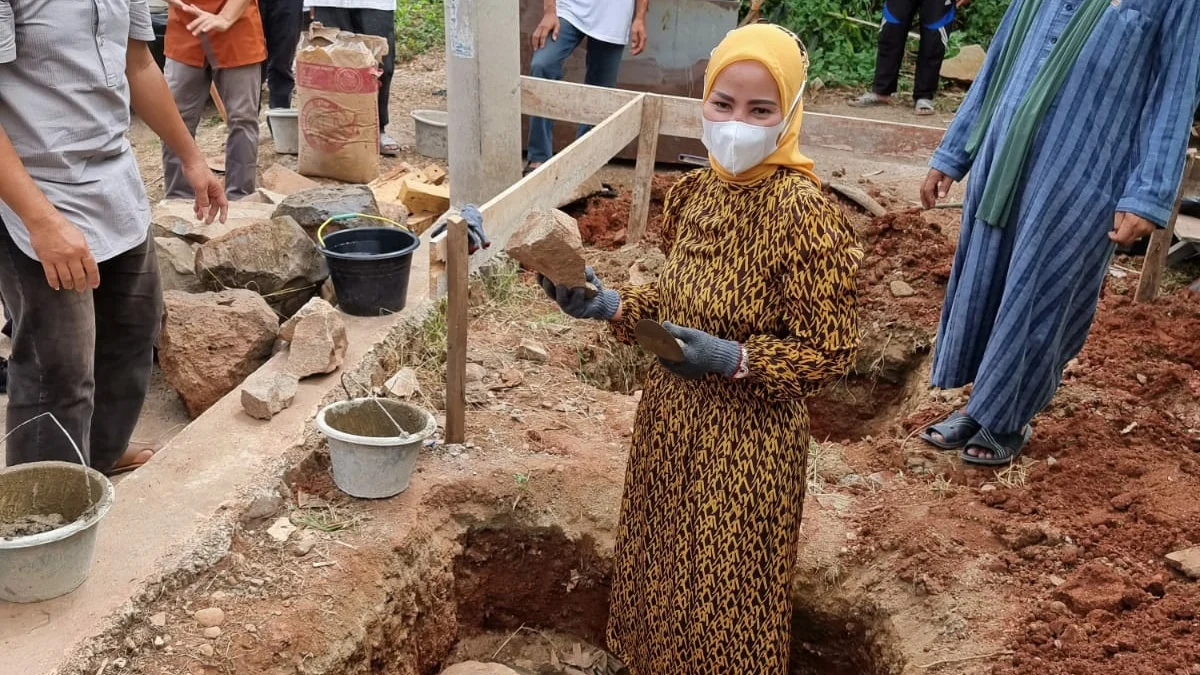 Pengabdian Tanpa Batas Hj Rusmiati Ditengah Pandemi Covid-19