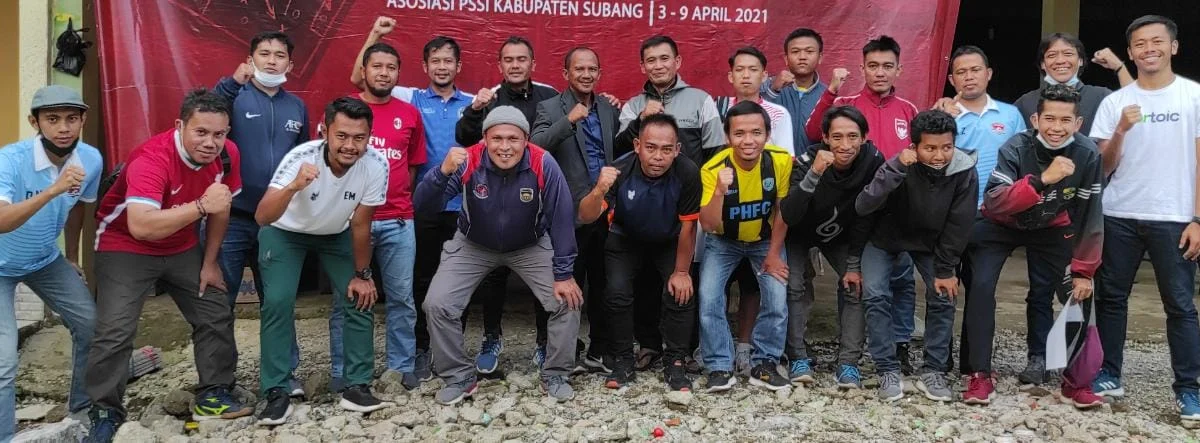 SAMAKAN PERSEPSI: Para Pelatih Sepak Bola di Subang Selatan Mengikuti Coaching Clinic dalam Kegiatan Askab Subang Nganjang. (Foto:VERRY KUSWANDI/PASUNDAN EKSPRES )