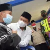 Wakil Gubernur Jawa Barat Uu Ruzhanul Ulum meninjau vaksinasi santri di Pondok Pesantren Miftahul Ulum di Desa Darangdang Kecamatan Darangdan, Kabupaten Purwakarta, Rabu (25/8/2021). (Foto: Aji/Biro Adpim Jabar)