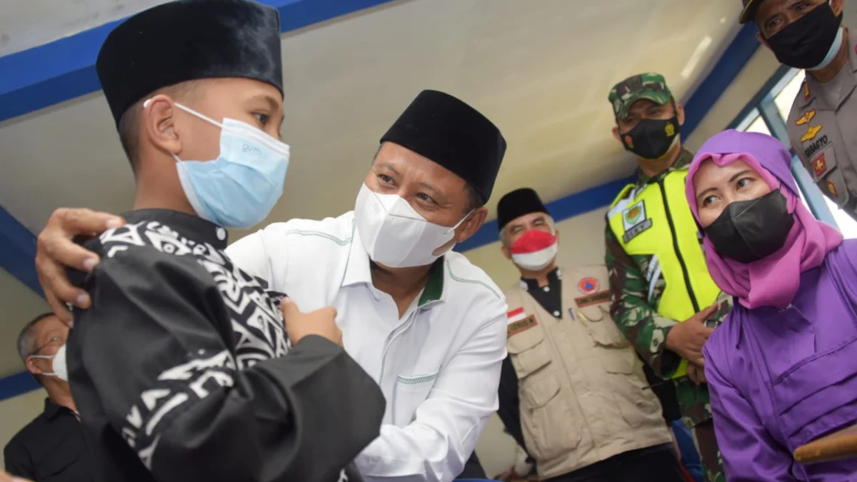 Wakil Gubernur Jawa Barat Uu Ruzhanul Ulum meninjau vaksinasi santri di Pondok Pesantren Miftahul Ulum di Desa Darangdang Kecamatan Darangdan, Kabupaten Purwakarta, Rabu (25/8/2021). (Foto: Aji/Biro Adpim Jabar)