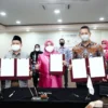 Ketua PPLIPI Jawa Barat Lina Marlina Ruzhan menandatangani MoU bersama Baznas Provinsi Jawa Barat dan bank bjb dalam program Jabar Bageur, di kantor Kantor BJB Cabang Utama, Kota Bandung, Rabu (25/8/2021).