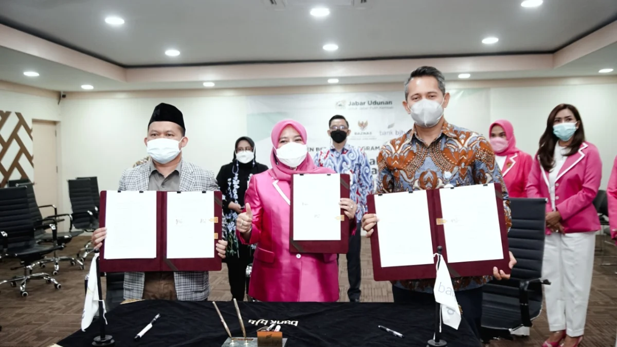 Ketua PPLIPI Jawa Barat Lina Marlina Ruzhan menandatangani MoU bersama Baznas Provinsi Jawa Barat dan bank bjb dalam program Jabar Bageur, di kantor Kantor BJB Cabang Utama, Kota Bandung, Rabu (25/8/2021).
