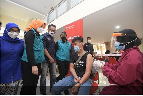 Wakil Ketua Percepatan Vaksinasi Jawa Barat Atalia Praratya Ridwan Kamil meninjau pelaksanaan vaksinasi massal di SMK Negeri 3 Bandung, Kamis (2/9/2021). (Foto: Rizal FS/Biro Adpim Jabar)