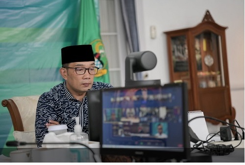 Gubernur Jabar Ridwan Kamil saat menghadiri Webinar "Menembus Raksasa Perdagangan Tiongkok, The Largest Marketplace in the World", yang diinisiasi oleh Dinas Perindustrian dan Perdagangan Jabar dari Gedung Pakuan, Kota Bandung, Kamis (2/9/2021). (Foto: Pipin Sauri/Biro Adpim Jabar)