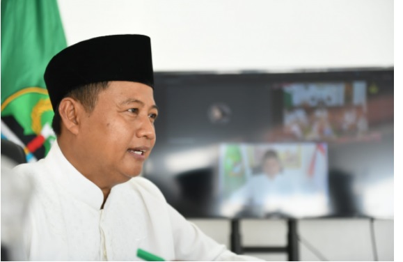 : Wakil Gubernur Uu Ruzhanul Ulum menyaksikan penobatan atau jumenengan Pangeran Handi Raja Keprabon dinobatkan sebagai Sultan Keraton Kaprabonan Cirebon ke-XI yang berlangsung di di Keraton Kaprabonan, Kecamatan Lemahwungkuk, Kota Cirebon, Senin (23/8/2021).