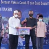 Wakil Gubernur Jawa Barat Uu Ruzhanul Ulum saat mendampingi Kepala Staf Angkatan Laut meninjau Serbuan Vaksinasi COVID-19 bersama TNI Angkatan Laut di Pondok Pesantren Suryalaya, Kabupaten Tasikmalaya, Jumat (3/9/21). (Foto: Yana Imisiana/Biro Adpim Jabar)