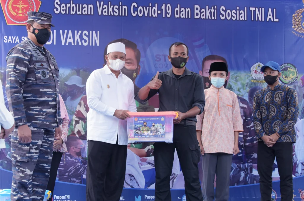 Wakil Gubernur Jawa Barat Uu Ruzhanul Ulum saat mendampingi Kepala Staf Angkatan Laut meninjau Serbuan Vaksinasi COVID-19 bersama TNI Angkatan Laut di Pondok Pesantren Suryalaya, Kabupaten Tasikmalaya, Jumat (3/9/21). (Foto: Yana Imisiana/Biro Adpim Jabar)