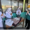 Wakil Ketua Divisi Percepatan Vaksinasi Satgas Penanganan COVID-19 Jabar Atalia Praratya Ridwan Kamil meninjau Gebyar Vaksinasi COVID-19 bagi pelajar di SMKN 1 dan SMAN 2 Indramayu, Rabu (1/9/2021). (Foto: Pipin Sofian Sauri/Biro Adpim Jabar)