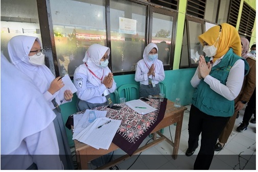 Wakil Ketua Divisi Percepatan Vaksinasi Satgas Penanganan COVID-19 Jabar Atalia Praratya Ridwan Kamil meninjau Gebyar Vaksinasi COVID-19 bagi pelajar di SMKN 1 dan SMAN 2 Indramayu, Rabu (1/9/2021). (Foto: Pipin Sofian Sauri/Biro Adpim Jabar)