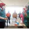 Wakil Ketua Divisi Percepatan Vaksinasi Satgas Penanganan COVID-19 Jabar Atalia Praratya Ridwan Kamil saat meninjau Sentra Vaksinasi BPBD Jabar di Technopark Kota Cimahi, Sabtu (4/9/2021). (Foto: Rizal FS/Biro Adpim Jabar)